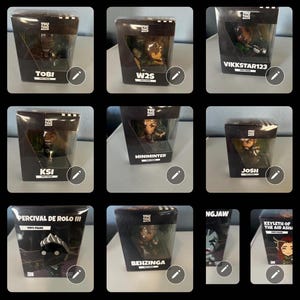 Puede incluir: Una colección de figuras de vinilo en caja, cada una en una caja negra con el logotipo "YOU TOOZ". Las figuras representan a varios personajes, incluyendo "TOBI", "W2S" y "KSI". Las figuras están en diferentes poses y estilos, con nombres en las cajas.
