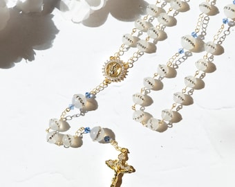 Rosario de boda "Algo Azul": Rosario con cuentas adornadas con diamantes de imitación y baño de oro de 14 quilates.