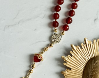 Rosario del Volante del Sagrado Corazón – Chapado en Oro de 18 quilates con Jade Rojo y Cierre Magnético