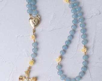 Himmlischer Blüten-Rosenkranz | Muttertagsgeschenk | Aquamarin-Rosenkranz mit gelben Rosenperlen | Gold Locket Mitte | Katholisches Rosenkranzgeschenk