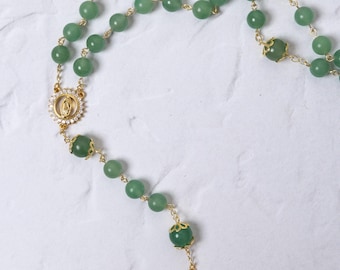 Rosario de jadeíta con centro y crucifijo chapados en oro de 18 quilates / Rosario mariano hecho a mano / Cuentas de oración católicas / Regalo cristiano de reliquia