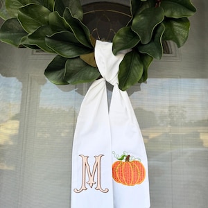 Bestickter Herbstkranz mit Halloween-Motiv / Erntedankfest / Halloween / Kürbis / Monogrammiert / Personalisierbar