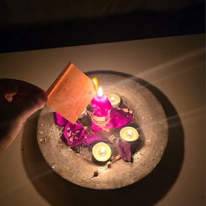 Puede incluir: Un letrero de madera rústica con la frase "Welcome to our home" en letras blancas. El letrero presenta un acabado envejecido y un diseño sencillo y acogedor, perfecto para un porche o entrada.