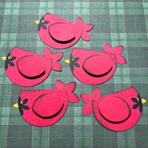 Cardinal, rote Vogel-Verzierungen, 5 handgemachte Verzierungen, Scrapbooking-Verzierungen, Kuchendeckel, süßer Vogel, Papiervogel, Papieranhänger