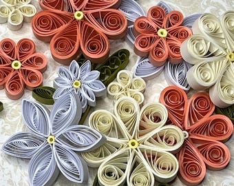 12 Quilling Blumen aus Pfirsich und Creme, kleine Blumenverzierungen, handgemachte Blumen