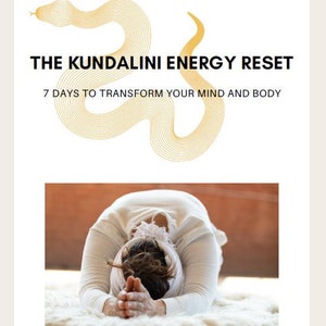 K&ouml;nnte beinhalten: Das Bild zeigt den Text "THE KUNDALINI ENERGY RESET" und "7 DAYS TO TRANSFORM YOUR MIND AND BODY" &uuml;ber einer Person in einer Yoga-Pose. Eine goldfarbene Schlangenillustration befindet sich &uuml;ber dem Text. Die Person tr&auml;gt wei&szlig;e Kleidung und liegt auf einem wei&szlig;en Teppich.