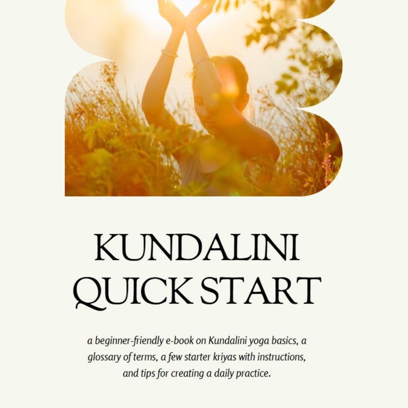 K&ouml;nnte beinhalten: Eine Frau praktiziert Kundalini-Yoga auf einem Feld mit hohem Gras. Die Sonne scheint hell hinter ihr und erzeugt einen warmen Schein. Der Text "KUNDALINI QUICK START" wird unter dem Bild angezeigt. Der Text unter dem Titel lautet "Ein anf&auml;ngerfreundliches E-Book &uuml;ber die Grundlagen des Kundalini-Yoga, ein Glossar der Begriffe, einige Starter-Kriyas mit Anweisungen und Tipps f&uuml;r die Erstellung einer t&auml;glichen Praxis."