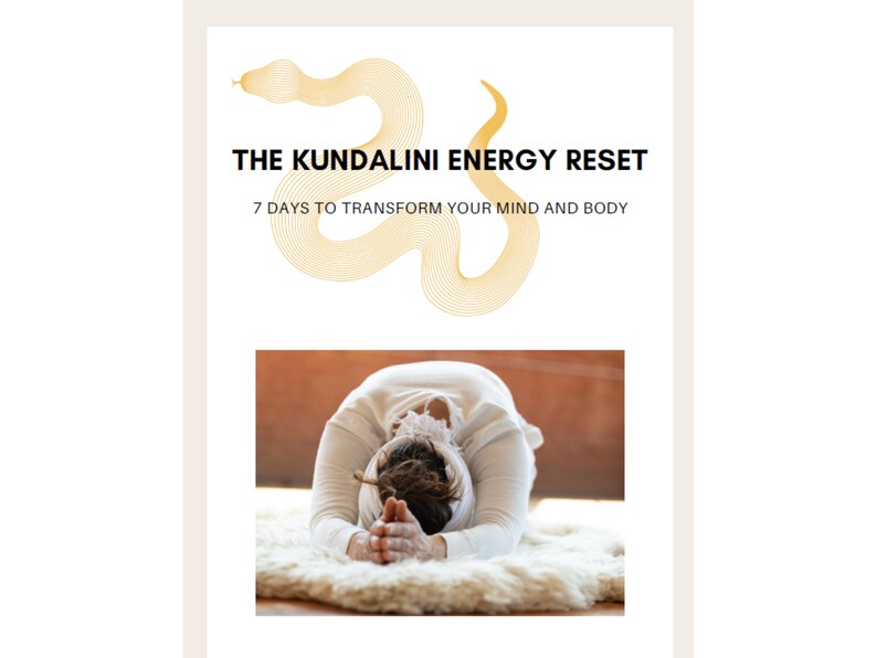 K&ouml;nnte beinhalten: Das Bild zeigt den Text "THE KUNDALINI ENERGY RESET" und "7 DAYS TO TRANSFORM YOUR MIND AND BODY" &uuml;ber einer Person in einer Yoga-Pose. Eine goldfarbene Schlangengrafik befindet sich &uuml;ber dem Text. Die Person tr&auml;gt wei&szlig;e Kleidung und liegt auf einem wei&szlig;en Teppich.