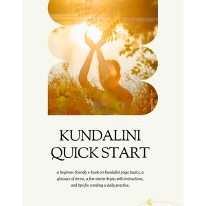 K&ouml;nnte beinhalten: Ein Buchcover mit dem Titel "Kundalini Quick Start" in schwarzer Schrift auf cremefarbenem Hintergrund. Das Cover zeigt die Silhouette einer Person, die Yoga in einem Feld mit Sonnenuntergang im Hintergrund macht.