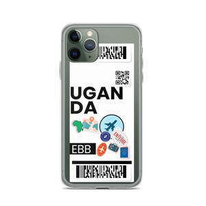 Könnte beinhalten: Eine transparente Handyhülle mit grünem Hintergrund und einem Aufkleber mit der Aufschrift "UGANDA" mit einem Barcode und einem QR-Code. Der Aufkleber zeigt außerdem eine Karte von Uganda, ein Flugzeug und einen Kompass.