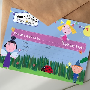 Puede incluir: Una invitación de fiesta de cumpleaños azul y rosa con los personajes de Ben & Holly's Little Kingdom. La invitación tiene espacio para rellenar la información sobre la hora, el lugar, la fecha y el RSVP.