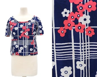 Vintage 1970s Womens Shirt // Lightweight Polyester Short Sleeve Scoop Neck Floral Print Crop Top
