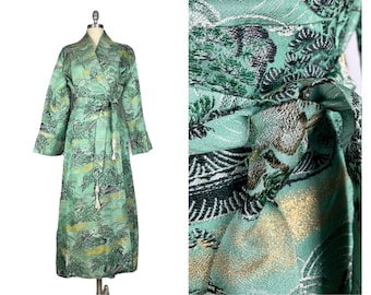 Vintage 1950er Morgenmantel in voller Länge / Grüner Brokat Kimono Stil Japanischer Druck Damen Robe