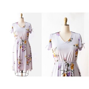 Vintage 1970s Lilac Floral Dress // Boho Short Sleeve V-Neck Elastic Waist Summer Day Dress