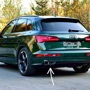 以下が含まれることがあります： 黒いホイールと黒いリアバンパーを備えた濃い緑色のSUV。車はリアバンパーに2つの排気管があります。