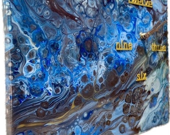 Levendige blauwe en bruine acrylverf gegoten klokstuk op stretchcanvas, harsafwerking, 24-karaats gouden art-decoverf