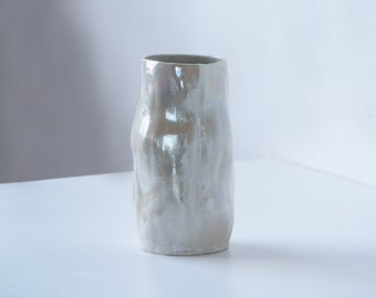 Perlmutt Vase - Handgefertigte Beige Keramik Vase mit Schimmernden Schirm von Atelier25m