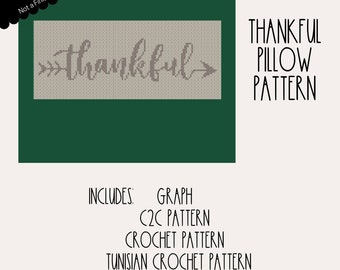 Może przedstawiać: Cyfrowy wzór do pobrania na poduszkę na szydełku z napisem "thankful" w ozdobnym pisemnym stylu z strzałkami po obu stronach. Wzór zawiera instrukcje graficzne, C2C, szydełkowe i tunezyjskie szydełkowe.