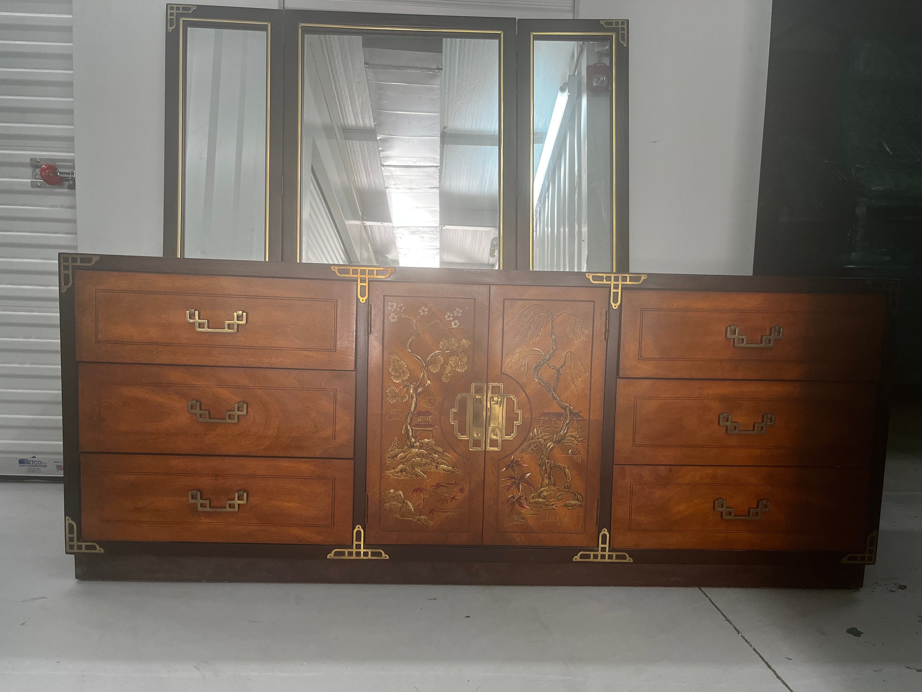 Bassett dresser with mirror deals