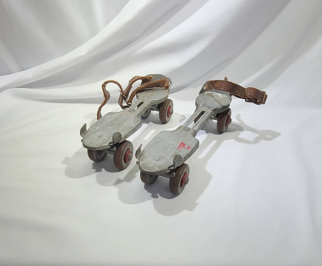 Vintage Metal Roller Skates With Key Etsy