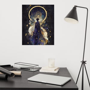 Puede incluir: Una pintura digital de una persona con una t&uacute;nica azul oscuro caminando a trav&eacute;s de un portal giratorio, dorado y azul. El portal est&aacute; rodeado de un fondo azul oscuro con estrellas doradas.