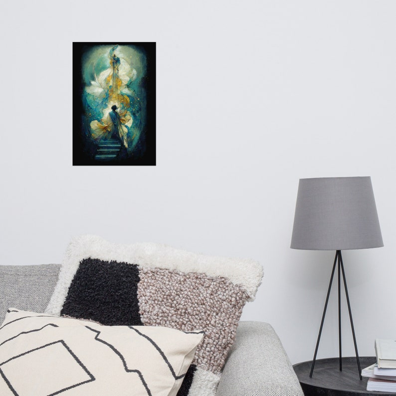 Op de afbeelding: Een digitale schildering van een persoon die op een trap staat, met een groot, abstract, blauw en gouden muziekinstrument erachter.