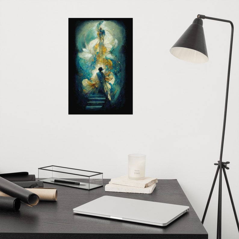 Op de afbeelding: Een digitaal schilderij van een persoon die op een trap staat, omringd door wervelende blauwe en gouden wolken. De persoon draagt een donkerblauwe jas en kijkt omhoog naar de wolken.