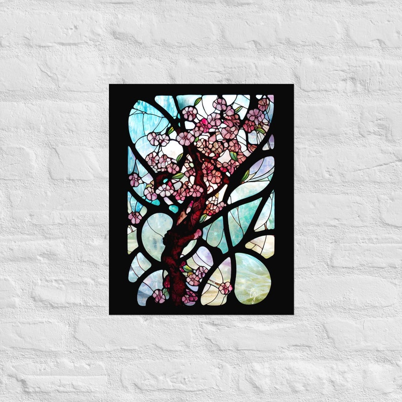 Puede incluir: Una ventana de vitrales que representa un &aacute;rbol estilizado con flores rosadas y hojas azules y verdes. El &aacute;rbol est&aacute; sobre un fondo azul y blanco.