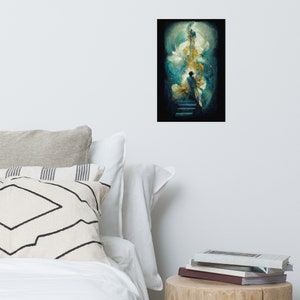 Op de afbeelding: Een schilderij van een persoon die op een trap staat en omhoog kijkt naar een groot, abstract, blauw en gouden beeld.