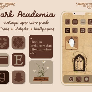 Puede incluir: Una maqueta de pantalla de teléfono con un fondo marrón y beige. La pantalla del teléfono muestra una colección de iconos de aplicaciones con un tema de academia oscura. Los iconos están en un patrón de cuadrícula e incluyen aplicaciones como Amazon, Discord, Canva, Kindle y YouTube. El fondo de la pantalla del teléfono es un papel pergamino de aspecto vintage con un arco marrón y enredaderas.