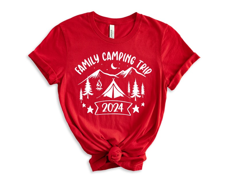 Pu&ograve; includere: Maglietta rossa con testo bianco che dice "Family Camping Trip 2024" con una grafica di una tenda, montagne, alberi e un fal&ograve;.
