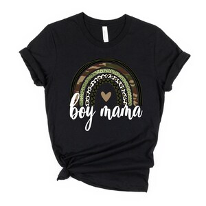 K&ouml;nnte beinhalten: Schwarzes T-Shirt mit einem gr&uuml;nen, braunen und wei&szlig;en Tarnmuster-Regenbogen-Design und dem Text "boy mama" in Wei&szlig;.