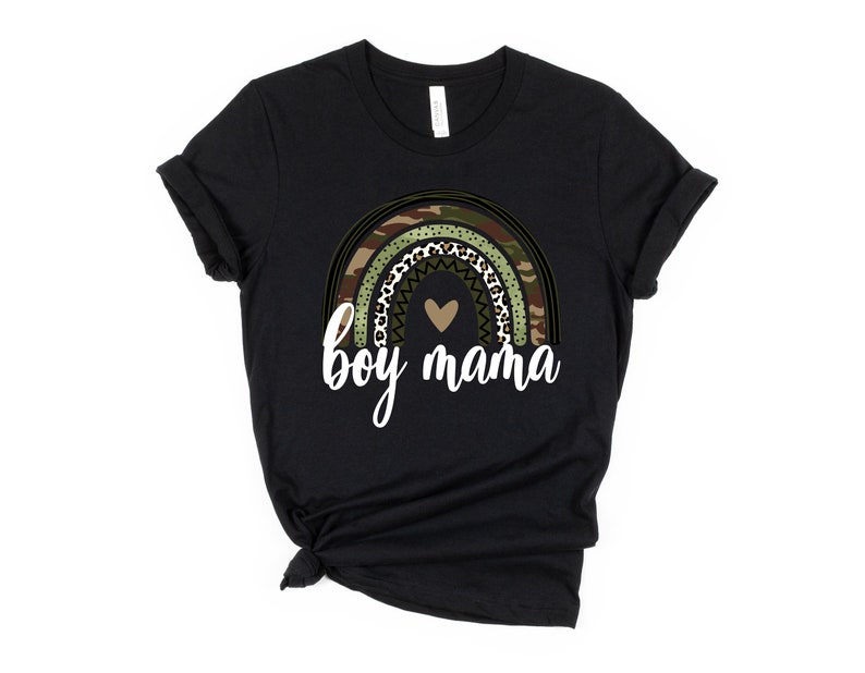 K&ouml;nnte beinhalten: Schwarzes T-Shirt mit einem gr&uuml;nen, braunen und wei&szlig;en Tarnmuster-Regenbogen-Design und dem Text "boy mama" in Wei&szlig;.