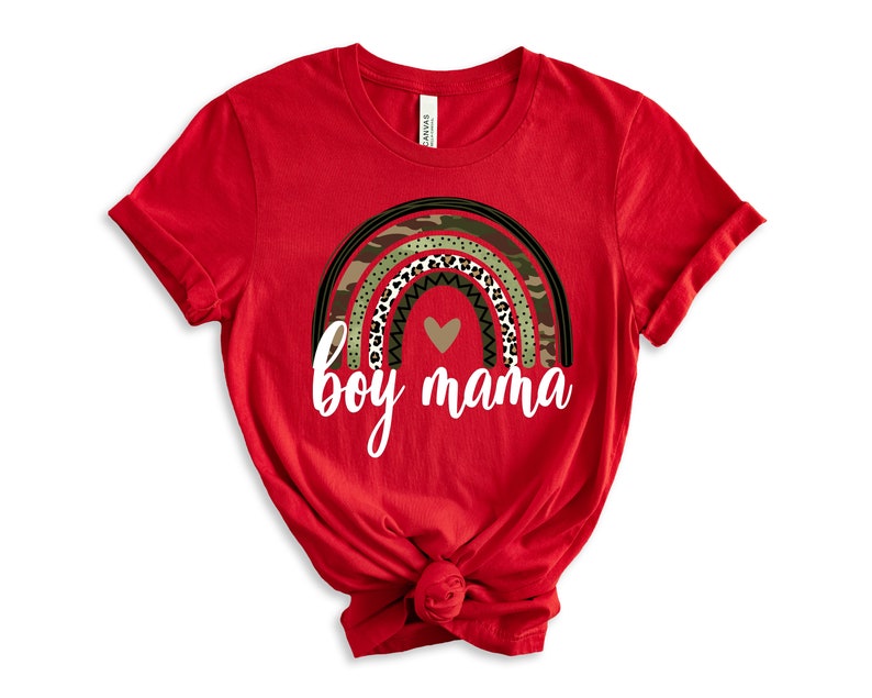 K&ouml;nnte beinhalten: Rotes T-Shirt mit einem Regenbogen-Design mit Tarnmuster, Leopardenmuster und einem Herzen. Der Text "boy mama" ist unter dem Regenbogen gedruckt.