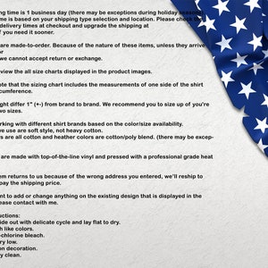 Op de afbeelding: Tekst op een witte achtergrond met een gevouwen Amerikaanse vlag in de hoek. De tekst beschrijft de verwerkingstijd, verzending, retourbeleid, maatvoering, materialen, wasinstructies en andere details voor op maat gemaakte shirts.