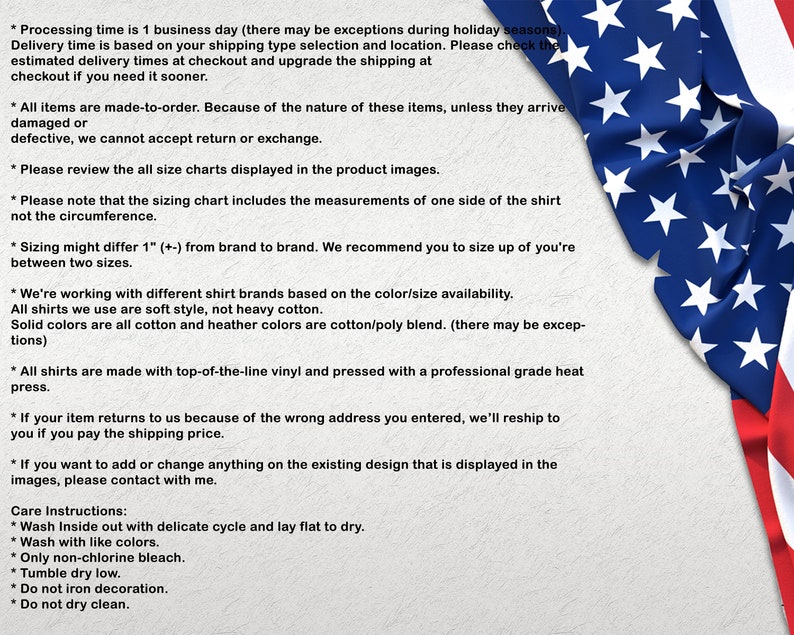 Op de afbeelding: Tekst op een witte achtergrond met een gevouwen Amerikaanse vlag in de hoek. De tekst beschrijft de verwerkingstijd, verzending, retourbeleid, maatvoering, materialen, wasinstructies en andere details voor op maat gemaakte shirts.