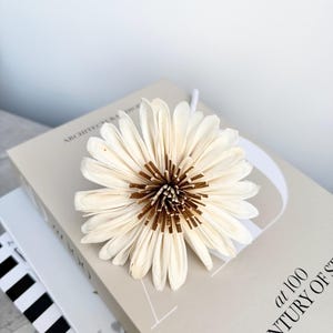 Diffuser flower, natural sola wood diffuser flower, diffuser flower for reed diffusers. Daisy flower, 10 cm diameter.