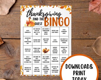 Könnte beinhalten: Eine Thanksgiving-Bingo-Spielkarte mit einer Truthahn-Illustration. Die Karte hat ein Raster mit Feldern, die verschiedene Thanksgiving-bezogene Aktivitäten und Vorlieben auflisten. Der Text "Download & Print Today" befindet sich am unteren Rand der Karte.