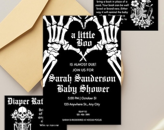 Könnte beinhalten: Eine schwarz-weiße Babyparty-Einladung mit einem Skelettpaar, das eine Herzform bildet. Der Text lautet "a little boo" und "Sarah Sanderson Baby Shower". Die Einladung enthält Datum, Uhrzeit und Ort der Veranstaltung. Es gibt auch eine separate Karte für eine Windel-Tombola.