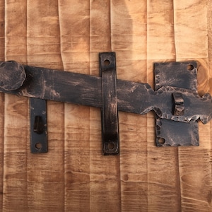 Foto Stock antica porta di legno con chiavistello, serratura ferro