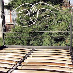 Massives METALLBETT, elastische Lattenroste aus Buche, eingebettet in den Bettrahmen, handgefertigtes Schmiedeeisenbett. Vintage Eisenbett, Modernes Bett