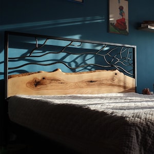 Einzigartiges Bett aus Metall und einer massiven Eichenplatte mit lebendiger Kante.