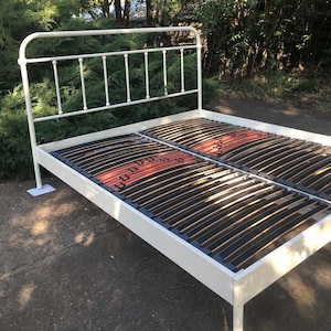 Einfaches Metallbett-Spezialanfertigung in allen Größen, elastische Lattenroste in den Bettrahmen eingebettet, Minimalistisches Metallbett, Vintage Eisenbett, Modernes Bett