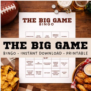 Op de afbeelding: Een afdrukbaar "The Big Game Bingo" spelvel met voetbalthema vakken. Het vel bevat vakken voor "Interception", "Missed Field Goal" en "Butt Slaps". Een voetbal, snacks en drankjes staan op de achtergrond.