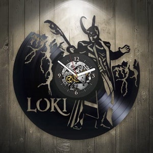 Könnte beinhalten: Schwarze Schallplattenuhr mit einer Silhouette von Loki aus dem Marvel Cinematic Universe. Das Zifferblatt ist ein kleinerer Kreis mit römischen Ziffern und einem Quarzwerk. Die Worte "LOKI" sind auf die Schallplatte gedruckt.