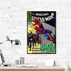 Op de afbeelding: Een ingelijste stripboekcover met Spider-Man in een dynamische pose. Het kunstwerk is levendig met rode, blauwe en zwarte kleuren. Tekst bevat "The Amazing Spider-Man" en "Escape Impossible!"