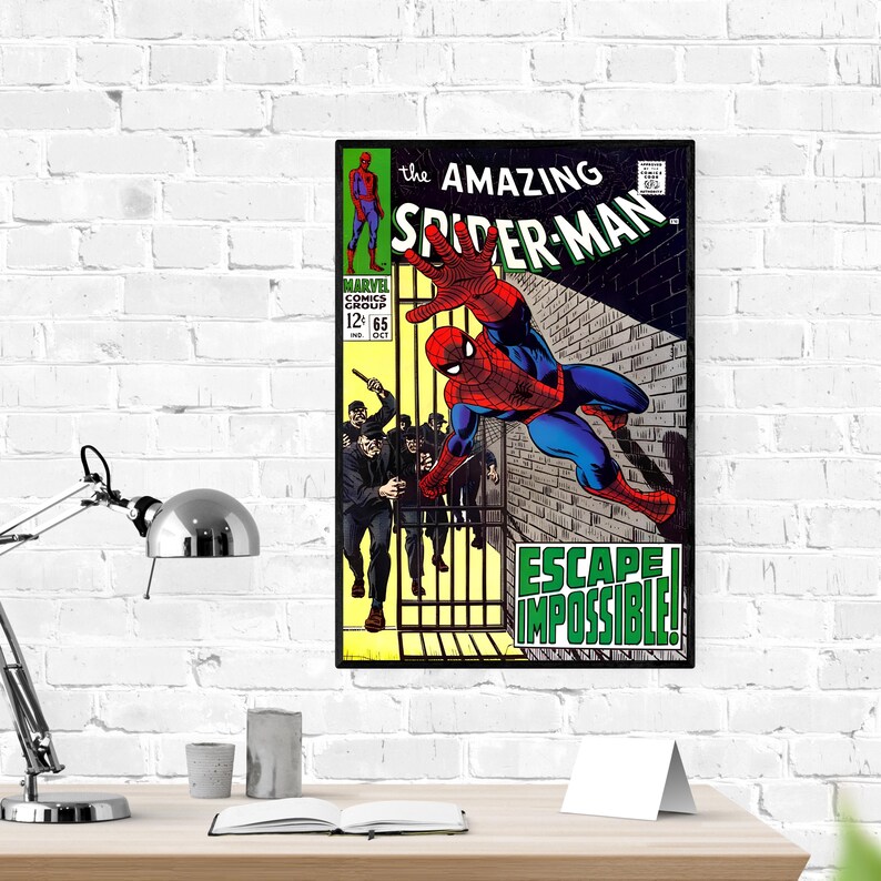 Op de afbeelding: Een ingelijste stripboekcover met Spider-Man in een dynamische pose. Het kunstwerk is levendig met rode, blauwe en zwarte kleuren. Tekst bevat "The Amazing Spider-Man" en "Escape Impossible!"