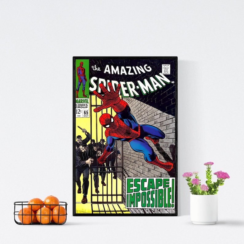 Op de afbeelding: Ingelijste vintage stripboekcover met Spider-Man in een dynamische pose. De cover art wordt gedomineerd door rode, blauwe en zwarte kleuren, met de titel "The Amazing Spider-Man" prominent weergegeven. De woorden "Escape Impossible!" zijn ook zichtbaar.