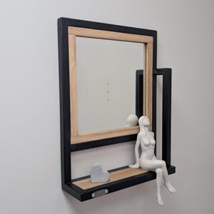 Miroir industriel avec étagère en bois, cadre métallique cubique moderne et cadre carré. Format portrait, idéal pour un couloir ou une entrée.