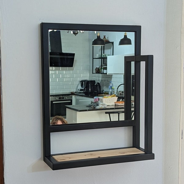Miroir industriel avec étagère en bois, forme cubique moderne en métal et cadre carré. Couloir ou entrée de maison au format portrait